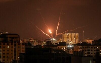 Une photo prise le 5 août 2022 montre des roquettes palestiniennes tirées depuis la ville de Gaza en représailles aux précédentes frappes aériennes israéliennes. (Crédit : MAHMUD HAMS / AFP)