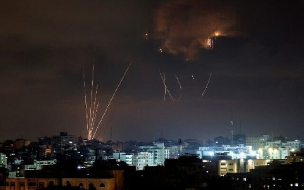 Des roquettes palestiniennes tirées depuis la ville de Gaza en représailles aux précédentes frappes aériennes israéliennes, le 5 août 2022. (Crédit : Mahmud Hams/AFP)