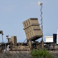 Des soldats israéliens se tiennent près d'une batterie du système de défense antimissile du Dôme de fer dans le sud d'Israël, le 6 août 2022 (Crédit : Jack Guez / AFP)