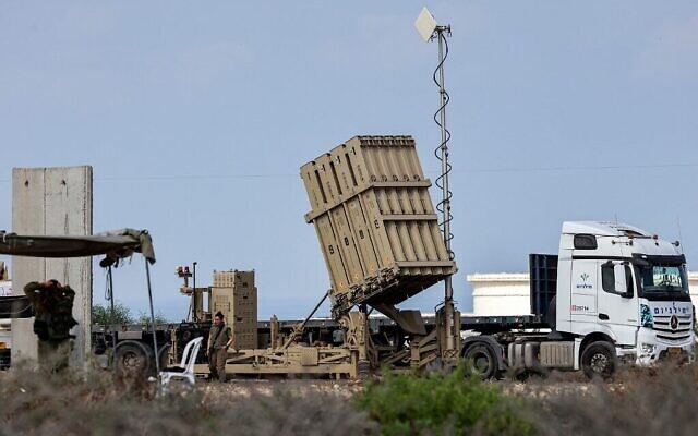 Des soldats israéliens se tiennent près d'une batterie du système de défense antimissile du Dôme de fer dans le sud d'Israël, le 6 août 2022 (Crédit : Jack Guez / AFP)