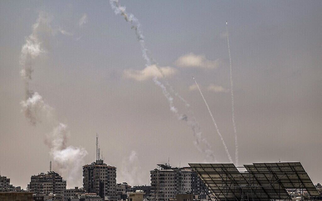 Des roquettes sont tirées depuis la ville de Gaza le 6 août 2022, à la suite des bombardements aériens israéliens. (Crédit : Mahmoud Hams/AFP)