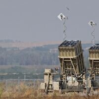 Des batteries du système de missiles de défense Dôme de fer, conçu pour intercepter et détruire les roquettes à courte portée et les obus d'artillerie entrants, stationnées dans le sud d'Israël, le 6 août 2022. (Crédit : Jack Guez/AFP)