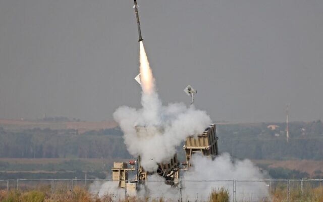 Un missile du système de défense aérienne israélien Dôme de Fer est lancé dans la ville de Sderot, dans le sud du pays, le 6 août 2022. (Crédit : Jack Guez/AFP)