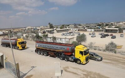 Un camion-citerne entre dans la bande de Gaza par le point de passage de Kerem Shalom avec Israël, le 8 août 2022 (Crédit : SAID KHATIB/AFP)