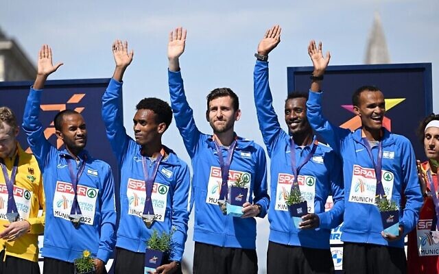 De gauche à droite : Les médaillés d'or, l'Israélien Maru Teferi, l'Israélien Gashau Ayale, l'Israélien Omer Ramon, l'Israélien Yimer Getahun et l'Israélien Girmaw Amare célébrant sur le podium après le marathon masculin lors des Championnats européens d'athlétisme à Munich, dans le sud de l'Allemagne, le 15 août 2022. (Crédit : Ina Fassbender/AFP)