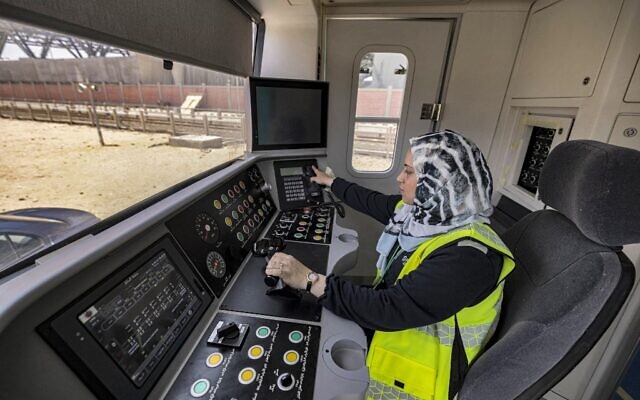 Hind Omar, conductrice égyptienne de métro, pilote un simulateur grandeur nature dans la station Adly Mansour station, dans le quartier d'Heliopolis,  au nord-est de la capitale du Caire, le 31 mai 2022. (Crédit :  Khaled DESOUKI / AFP)