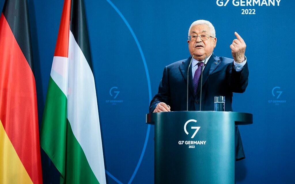 Le président de l'Autorité palestinienne Mahmoud Abbas pendant une conférence de presse avec le chancelier allemand   Olaf Scholz à la chancellerie de Berlin, en Allemagne, le 16 août 2022. (Crédit :  Jens Schlueter/AFP)