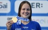 La médaillée d’or israélienne Anastasya Gorbenko pose sur le podium après avoir remporté l’épreuve finale du 200 mètres quatre nages individuel féminin, le 16 août 2022, lors des Championnats d’Europe LEN Aquatics à Rome. (Filippo Monteforte/AFP)