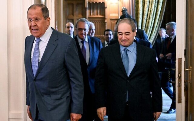 Le ministre russe des Affaires étrangères Sergei Lavrov, à gauche, et son homologue syrien Faisal Mekdad arrivent pour une réunion à Moscou, le 23 août 2022. (Crédit :  NATALIA KOLESNIKOVA / POOL / AFP)