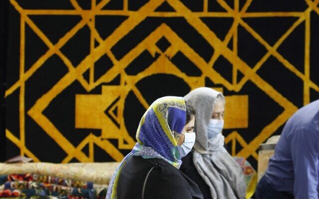 Un tapis Tabriz en laine fait main  avec des créations géométriques contemporaines en or à la 29e exposition du tapis artisanal organisé dans la capitale iranienne de Téhéran, le 26 août 2022. (Crédit : AFP)