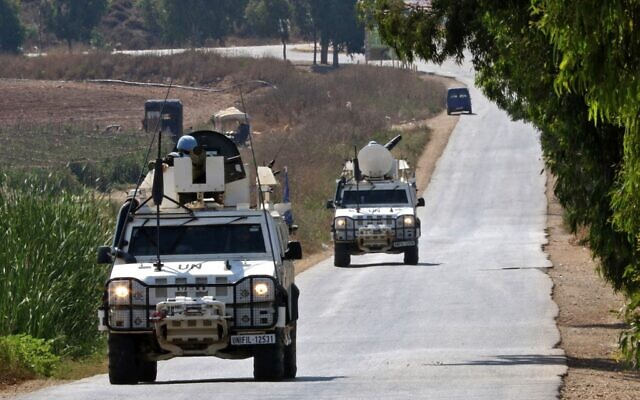 Un convoi de la Force de maintien de la paix des Nations Unies au Liban (FINUL) patrouillant dans la zone sud de Khiam, près de la frontière avec Israël, le 6 août 2021. (Crédit : Mahmoud Zayyat/AFP)