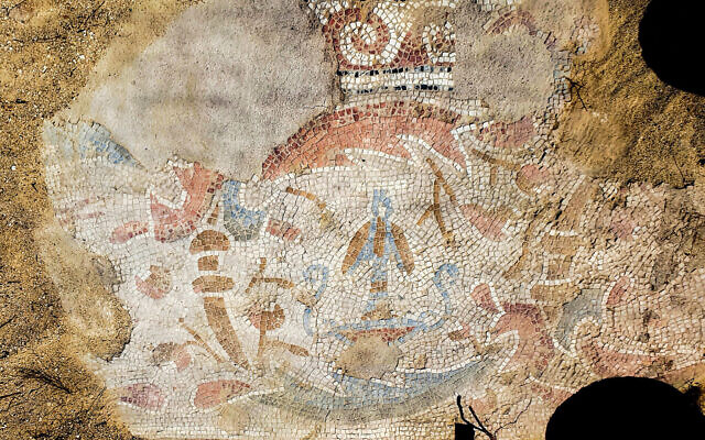 Éléments décoratifs du sol en mosaïque d'un ancien couvent à Horbat Hani, près de la ville centrale de Shoham (Crédit : Gilead Stern/Autorité des antiquités d'Israël)