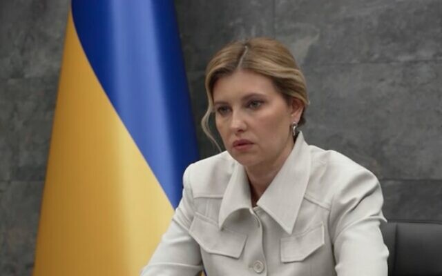 La première dame d'Ukraine, Olena Zelenska, est interviewée par les actualités de la Douzième chaîne, le 31 juillet 2022. (Crédit : Capture d'écran/Douzième chaîne)