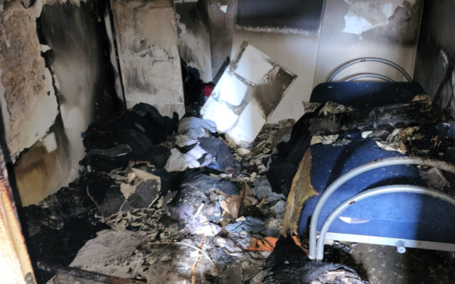 La chambre d'Aviel Dabush, 11 ans, qui a été gravement blessé lors d'un incendie à Netanya, le 1er août 2022. (Crédit : Service d'incendie et de secours)