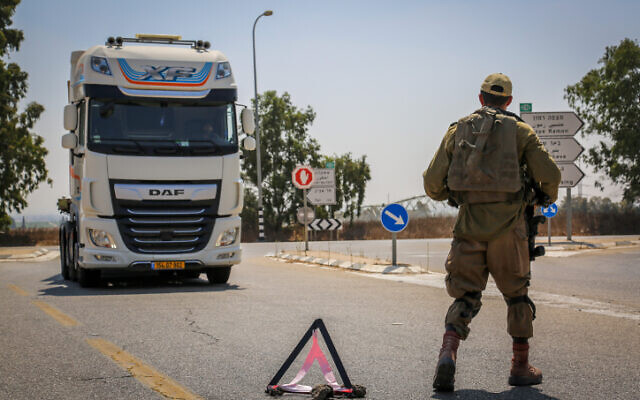 Des soldats israéliens bloquent des routes près de la frontière avec la bande de Gaza, le 2 août 2022. (Crédit : Flash90)