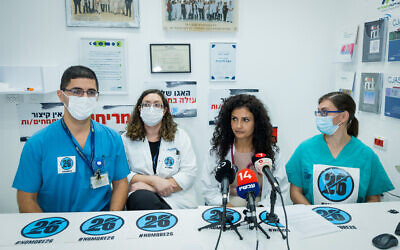 Le Dr Rey Biton (deuxième à droite), chef de l'organisation Mirsham des internes en médecine, tient une conférence de presse à l'hôpital Assuta à Ashdod, le 1er août 2022. (Crédit : Flash90)
