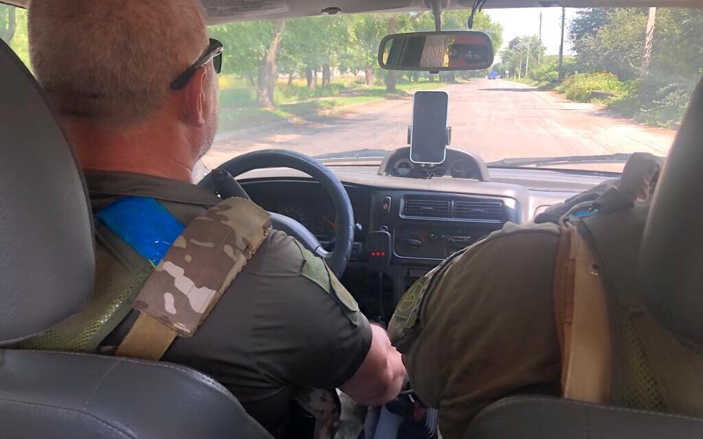 Oleksander, un officier du 128e bataillon des Forces de défense territoriale, roule sur la route de Chuhuiv, le 28 juillet 2022 (Crédit : Lazar Berman/The Times of Israel)