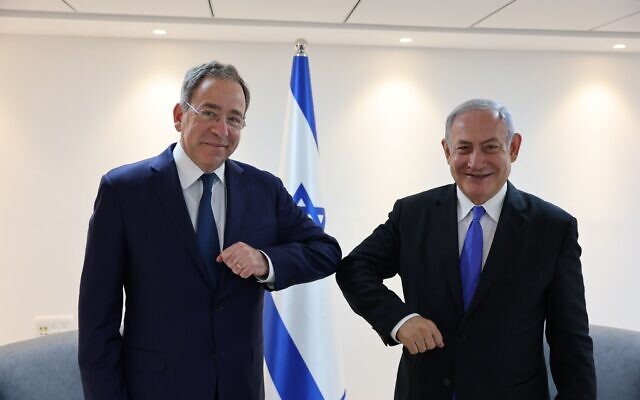 L'ambassadeur américain en Israël Tom Nides, à gauche, et le leader de l'opposition Benjamin Netanyahu, à la Knesset, le 9 décembre 2021. (Crédit : Ambassade des États-Unis en Israël)