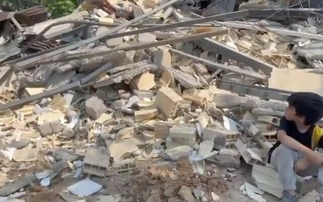 Une maison détruite par les autorités iraniennes, selon la Communauté internationale bahaïe, vue dans une vidéo publiée le 3 août 2022. (Crédit : Capture d'écran)