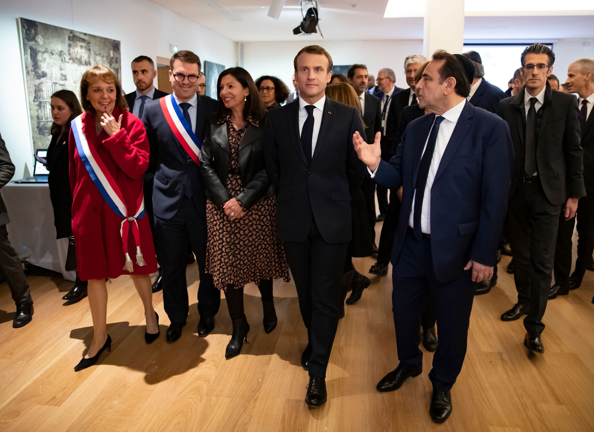 Le président français Emmanuel Macron, au centre, et Joël Mergui, à droite, le président du Consistoire, visitent le Centre juif européen lors de son inauguration officielle à Paris, le 29 octobre 2019. (Crédit : Ian Langsdon/ Pool/ AFP via Getty Images/ via JTA)
