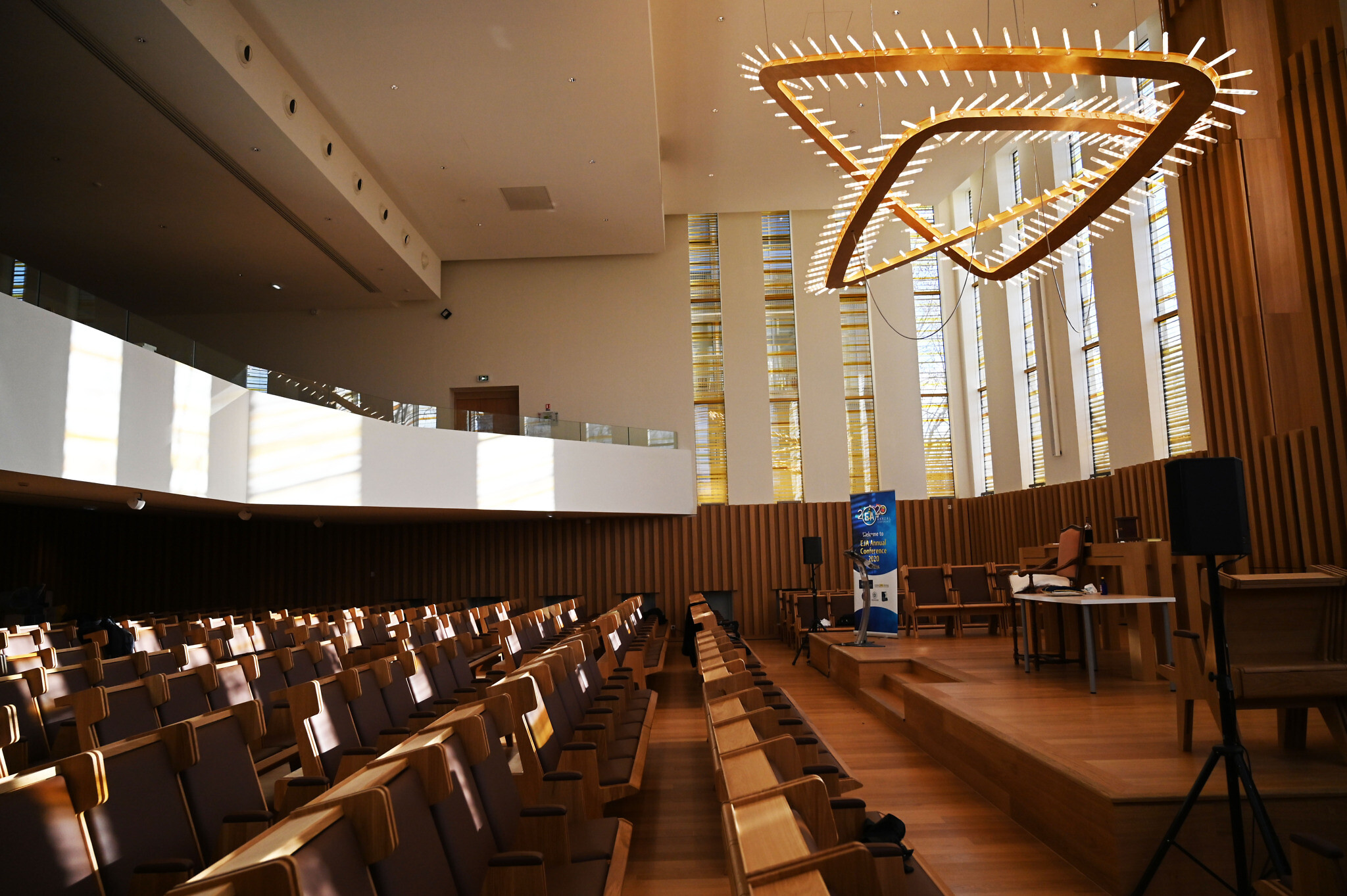 Un regard à l'intérieur de la synagogue Safra au Centre juif européen à Paris, le 26 février 2020. (Crédit : Cnaan Liphshiz/ JTA)
