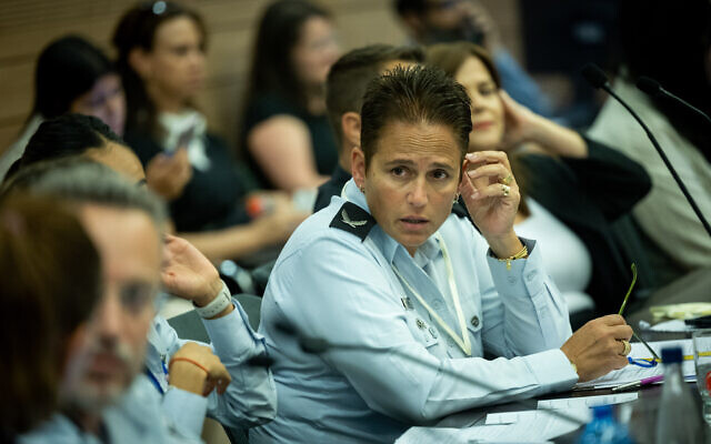 Le chef de la division des ressources humaines de l'IPS, Tami Ezra, assiste à une discussion à la Knesset concernant les allégations d'abus sexuels dans la prison de Gilboa, le 3 août 2022. (Crédit : Yonatan Sindel/Flash90)