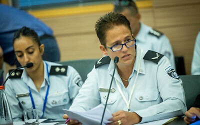 La chef de la division des ressources humaines de l'IPS, Tami Ezra, assiste à une discussion à la Knesset concernant les plaintes pour abus sexuels dans la prison de Gilboa, le 3 août 2022. (Crédit : Yonatan Sindel/Flash90)