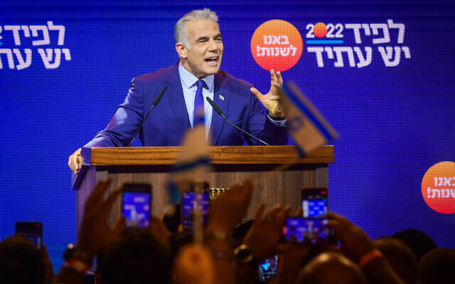 Le Premier ministre et président du parti Yesh Atid, Yair Lapid, s'adresse aux militants du parti lors d'une conférence du parti Yesh Atid à Tel Aviv, le 3 août 2022. (Crédit : Avshalom Sassoni/Flash90)