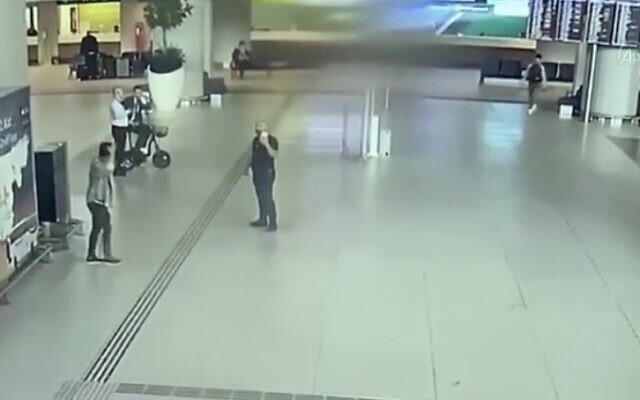 Une image issue d'une caméra de sécurité d'un aéroport qui montrerait un agent iranien (C) filant des touristes israéliens en Turquie en juillet 2022 (Crédit : Capture d'écran/Chaîne 12)