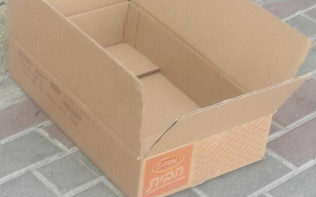 Un nouveau-né a été retrouvé abandonné dans cette boîte en carton à Akko, le 4 août 2022. (Crédit : Police israélienne)