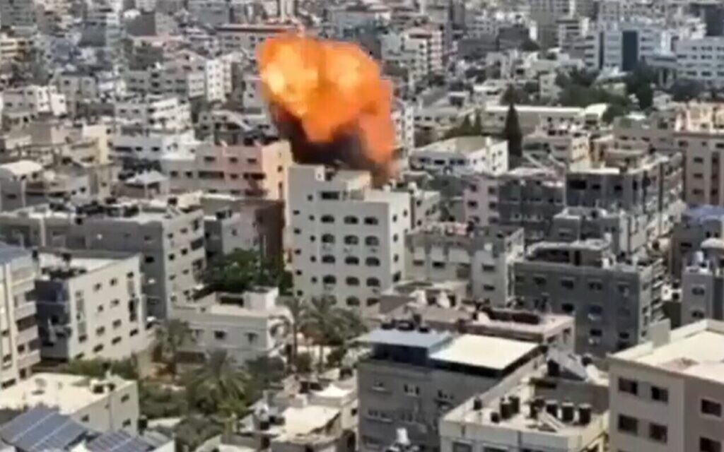 Image montrant le moment où Tsahal a frappé un immeuble de cinq étages dans la bande de Gaza après avoir demandé aux occupants de fuir, le 6 août 2022 (Crédit : capture d'écran)