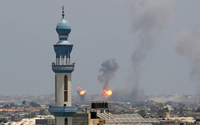 Tsahal déclare mener des frappes sur des cibles terroristes alors que des barrages de roquettes sont tirés sur des villes israéliennes. Une frappe aérienne israélienne à Khan Yunis, dans le sud de la bande de Gaza, le 6 août 2022. (Crédit : AFP)