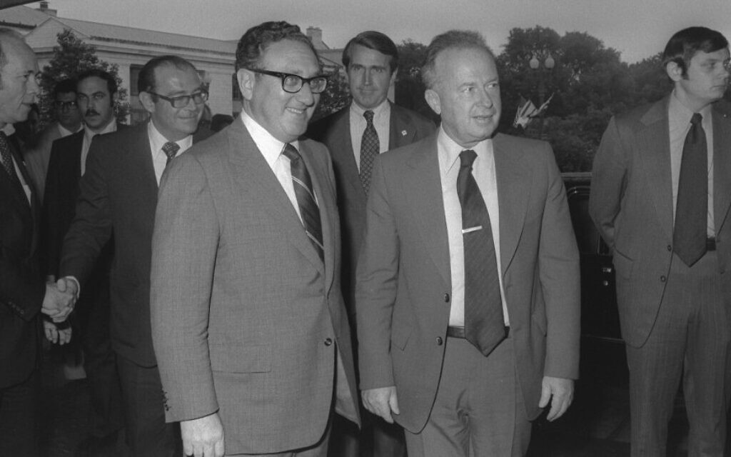Le Premier ministre Yitzhak Rabin accompagné de Henry Kissinger en route pour une réunion avec le Président Ford à la Maison Blanche, juin 1975. (Crédit : Yaakov Saar/GPO)