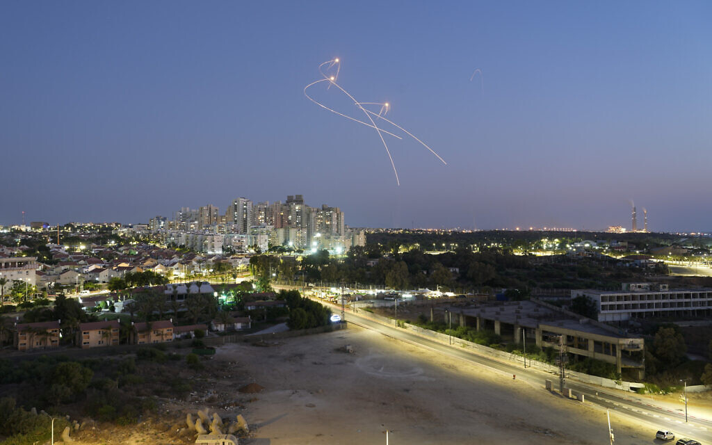 Le système antimissile israélien du Dôme de Fer intercepte des roquettes lancées depuis la bande de Gaza vers Israël, à Ashkelon, le 7 août 2022. (Crédit : Tsafrir Abayov/AP)
