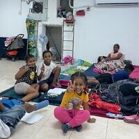 Des enfants qui se sont installés dans un abri municipal à Ashkelon pendant l'opération Aube, le 7 août 2022. (Crédit : Carrie Keller-Lynn/The Times of Israel)