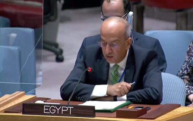 L'ambassadeur égyptien à l'ONU Osama Abdel Khalek s'adresse au Conseil de sécurité le 8 août 2022. (Crédit : Capture d'écran/UN TV)