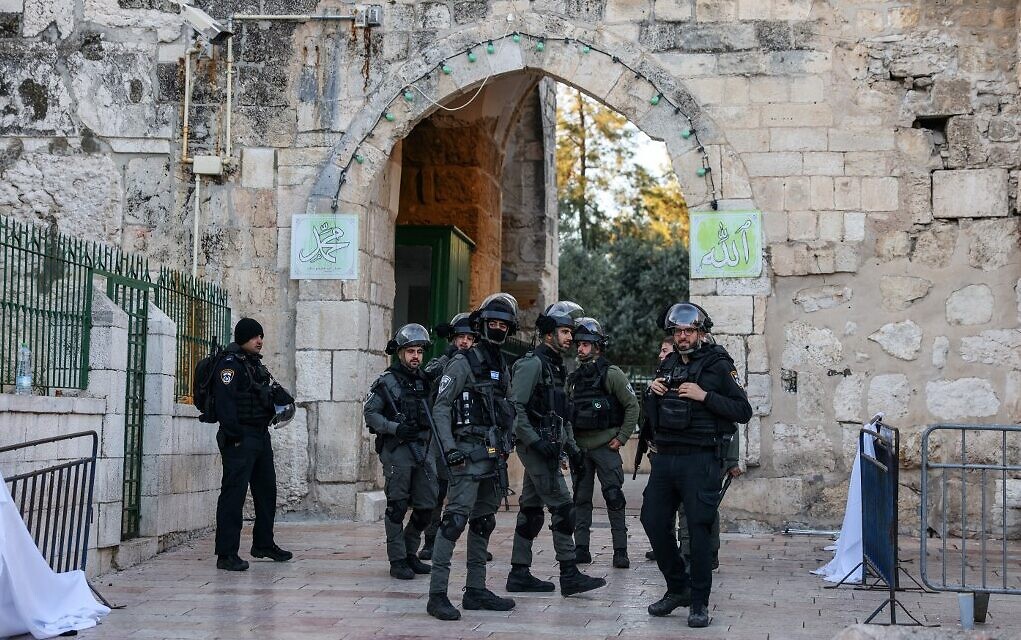 Rassemblement des forces de sécurité après les affrontements entre Palestiniens et policiers israéliens sur le mont du Temple, dans la Vieille Ville de Jérusalem, le 15 avril 2022. (Crédit : Ahmad Gharabli/AFP)