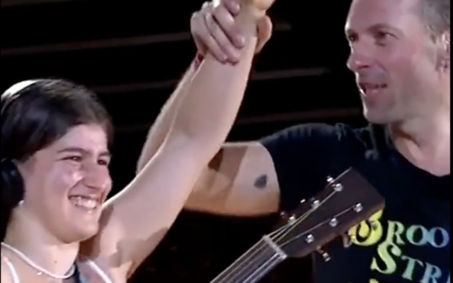 Une jeune Israélienne de 15 ans a été invitée à monter sur scène pour jouer aux côtés de Chris Martin, le chanteur de Coldplay, lors d'un concert à Bruxelles, en Belgique, en août 2022 (Crédit : Autorisation)