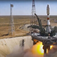 Sur cette photo tirée d'une vidéo publiée par Roscosmos, une fusée russe Soyouz décolle pour mettre en orbite le satellite iranien Khayyam au cosmodrome russe de Baïkonour, près de Baïkonour, au Kazakhstan, le 9 août 2022. (Crédit : Roscosmos/AP)