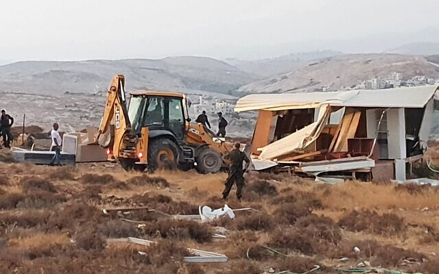 Le personnel de l'administration civile détruit l'avant-poste de Ramat Migron dans la nuit du jeudi 11 août 2022. (Crédit : Autorisation/résidents de Ramat Migron)