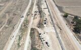 Une vue aérienne montre les forces de sécurité découvrant un tunnel du Hamas le long de la frontière nord de Gaza. La clôture de gauche est l'ancienne barrière d'Israël le long de la frontière internationalement reconnue, et la clôture de droite est la nouvelle, avec la barrière souterraine. Image publiée par Tsahal le 15 août 2022 (Armée israélienne)
