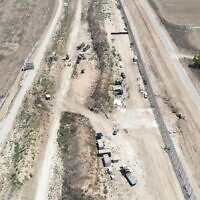 Une vue aérienne montre les forces de sécurité découvrant un tunnel du Hamas le long de la frontière nord de Gaza. La clôture de gauche est l'ancienne barrière d'Israël le long de la frontière internationalement reconnue, et la clôture de droite est la nouvelle, avec la barrière souterraine. Image publiée par Tsahal le 15 août 2022 (Armée israélienne)