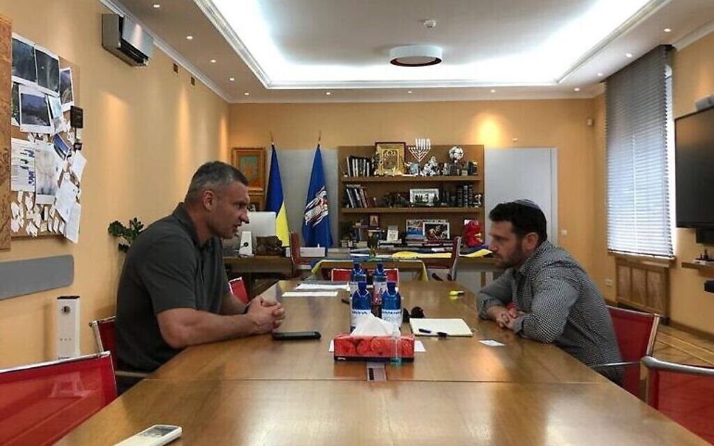 Le maire de Kiev, Vitali Klitschko, parle au correspondant diplomatique du Times of Israel (Crédit : Lazar Berman/The Times of Israel)