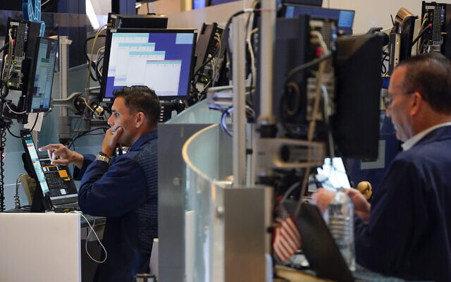 Des traders à la Bourse de New York, le 10 août 2022. (Crédit : Seth Wenig/AP)