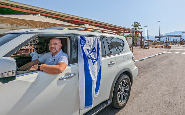 Bruce Gurfein et Joe Koen (à gauche) entrent en Israël au poste frontière d'Aqaba en Jordanie, le 12 août 2022. (Crédit : Autorisation)