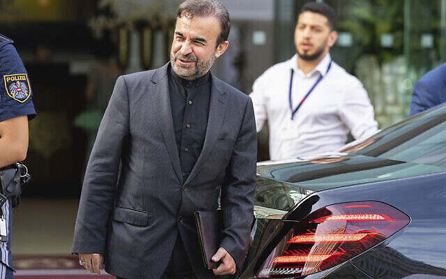 Le vice-ministre iranien des Affaires étrangères, Reza Najafi, quittant le Palais Coburg où se déroulent les négociations nucléaires à huis clos, à Vienne, en Autriche, le 5 août 2022 (Crédit : Florian Schroetter/AP)