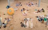 « Sun & Sea », l’opéra sur la plage qui explore le changement climatique, lauréat de la Biennale de Venise 2019, sera présenté au 60e Festival d’Israël, du 15 au 19 septembre 2022 (Courtoisie : The Artists)
