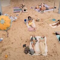 « Sun & Sea », l’opéra sur la plage qui explore le changement climatique, lauréat de la Biennale de Venise 2019, sera présenté au 60e Festival d’Israël, du 15 au 19 septembre 2022 (Courtoisie : The Artists)