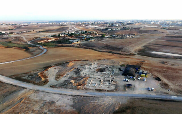 Vue aérienne du domaine rural et son complexe voûté au centre, à Rahat. (Crédit : Emil Aladjem/Autorité israélienne des Antiquités)