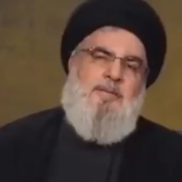 Le chef du Hezbollah, Hassan Nasrallah, prononçant un discours télévisé, le 6 août 2022. (Crédit : Screengrab/Twitter)